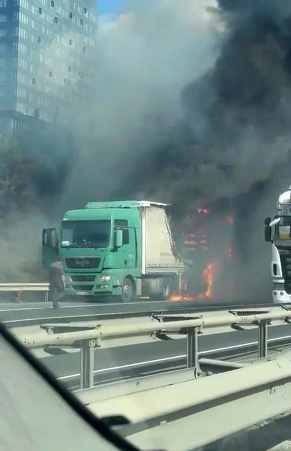 TEM Otoyolu'nda TIR Yangını Kontrol Altına Alındı, Trafik Serbest Bırakıldı
