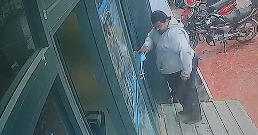 İnşaat işçisi çamurlu ayakkabılarını çıkarıp pazara girdi