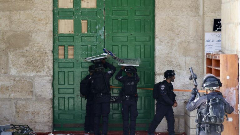 İsrail, Ramazan’ın üçüncü Cuma günü Mescid El Aksa girdilerine kısıtlamalar getirdi