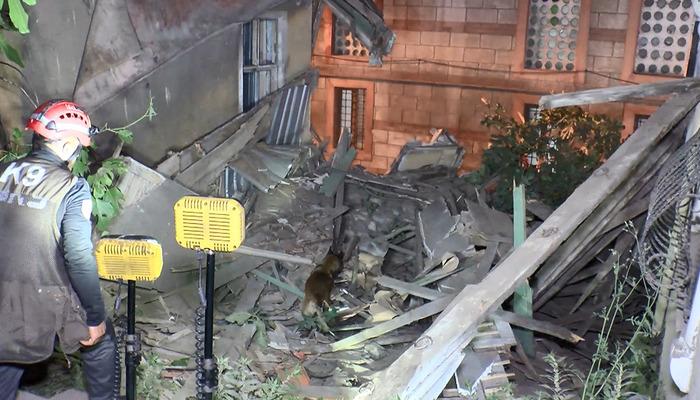 İstanbul’da deprem sonrası hasar alan bina çöktü