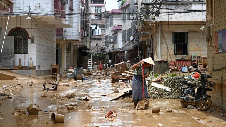 Alarm seviyesi yükseltildi, 95 bin kişi tahliye oldu