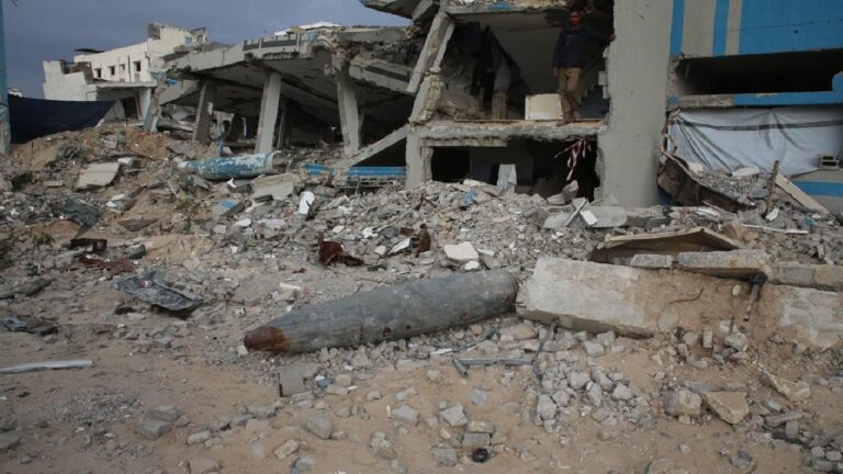 İsrail, Gazze’de 700 binden fazla kişinin sığındığı 256 sığınma merkezini vurdu