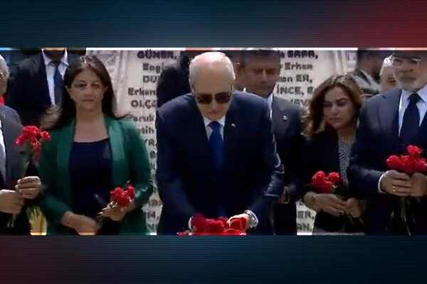 Meclis’te 15 Temmuz Anma Töreni! Anıta karanfiller bırakıldı