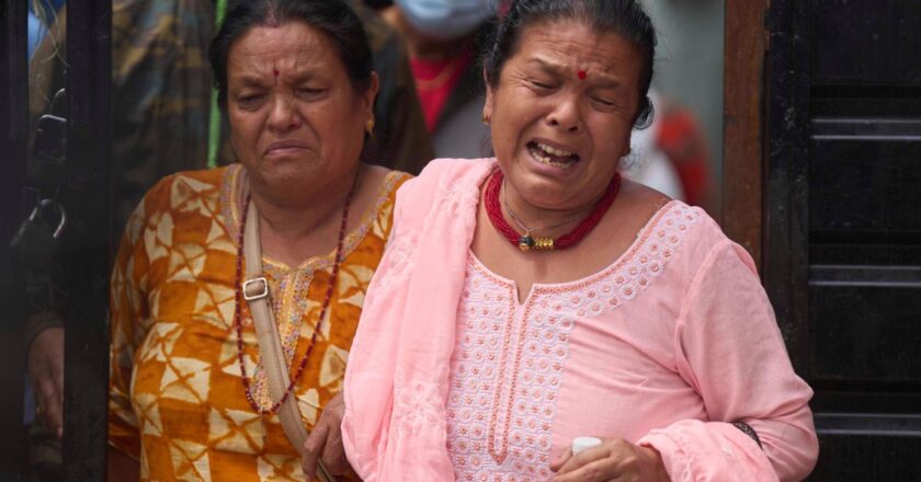 Video. Nepal’deki protestolarda ölü sayısı artarken aileler nöbet tutuyor