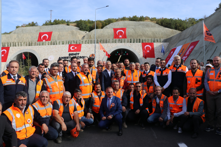 Bakan Uraloğlu: Türkiye'nin dört tarafını yüksek seviyeli yollarda donattık