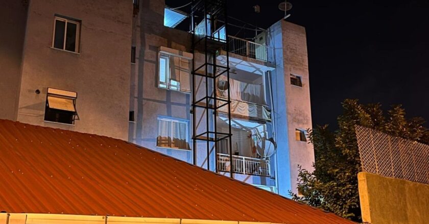 Kardeşi için yaptırdığı engelli asansöründen düşerek öldü